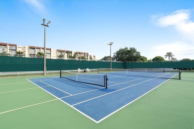 Beautifully updated 2-bedroom, 2-bath penthouse condo in the - photo 47