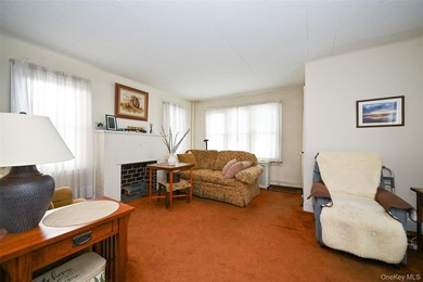 Charming 3 bedroom, 1.25-bath colonial style detached home on - photo 10