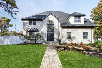 (private lake, pond, coastal) Home For Sale in Dix Hills New York