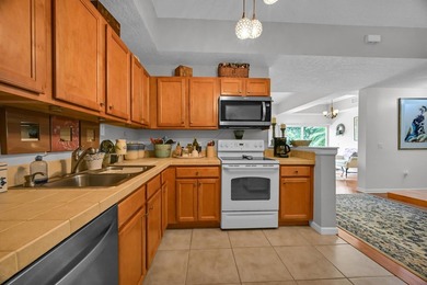 MOTIVATED SELLER! PRICE RECENTLY REDUCED! Wake up to - photo 4