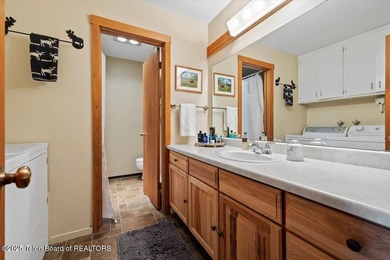 This well-appointed ground-floor unit in the Cottonwoods offers - photo 11