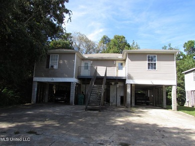 Great investment potential. 3/2 on each side. One side rented - photo 1
