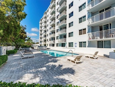 NVESTMENT PRICED TO SELL!!! This beautiful 1/1 + DEN has - photo 1