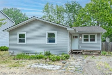 Lake Home Sale Pending in Lake Orion, Michigan