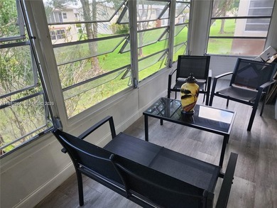 Beautiful 2 bed/2bath.  Second Floor Condo in Oriole Gardens