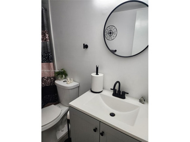 Beautiful 2 bed/2bath.  Second Floor Condo in Oriole Gardens