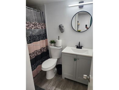 Beautiful 2 bed/2bath.  Second Floor Condo in Oriole Gardens