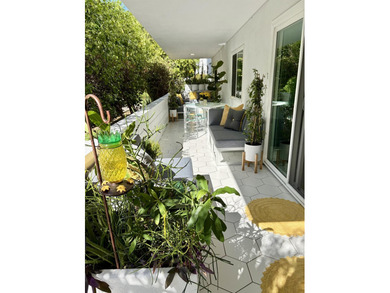 Mid Century marvel, stylishly renovated by resident owner - photo 29