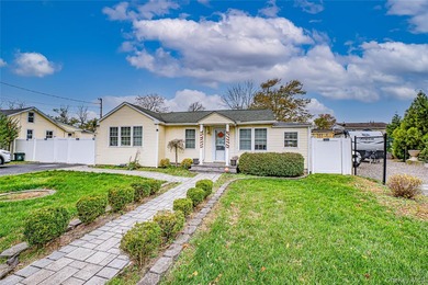 Welcome home to this cute and cozy house! Nestled just 2 blocks - photo 2