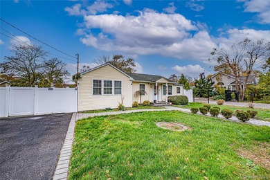Welcome home to this cute and cozy house! Nestled just 2 blocks - photo 3