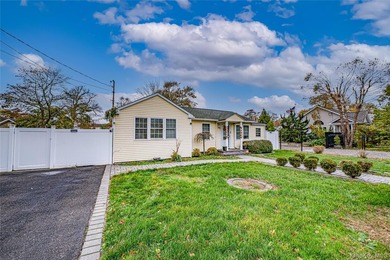 Welcome home to this cute and cozy house! Nestled just 2 blocks - photo 4