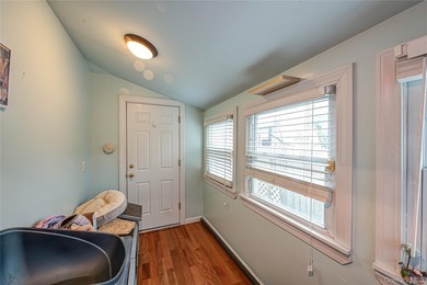 Welcome home to this cute and cozy house! Nestled just 2 blocks - photo 8