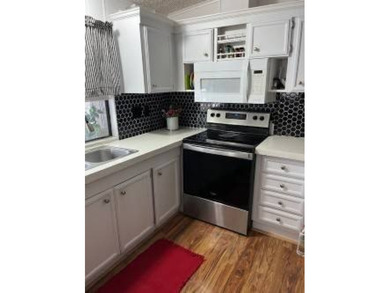 Welcome to this well kept 2 bedroom, 2 bathroom manufactured - photo 8