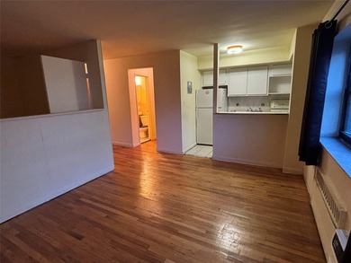 Welcome to this charming and cozy 1 bed, 1 bath apartment - photo 1
