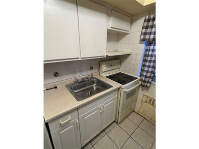 Welcome to this charming and cozy 1 bed, 1 bath apartment - photo 8