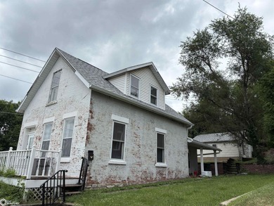 (private lake, pond, creek) Home Sale Pending in Keokuk Iowa