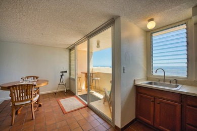 Enjoy ocean and Hilo Bay views from this oceanfront, corner unit - photo 4