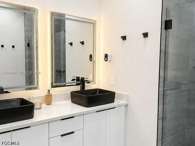 Welcome to a home that truly feels brand new! This beautifully - photo 10