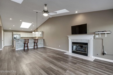 This beautiful, high-quality townhouse offers stunning Smoky - photo 11