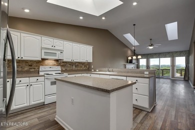 This beautiful, high-quality townhouse offers stunning Smoky - photo 12