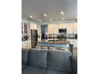 Beautiful Semi Custom Home, only floor plan in the neighborhood - photo 12