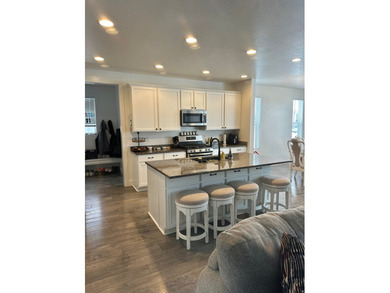 Beautiful Semi Custom Home, only floor plan in the neighborhood - photo 13