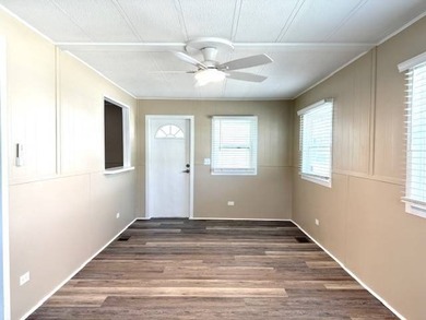 Newly Renovated 1200 square foot Home! Home is on a perimeter - photo 4