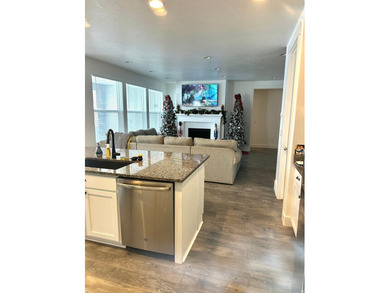 Beautiful Semi Custom Home, only floor plan in the neighborhood - photo 14