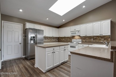 This beautiful, high-quality townhouse offers stunning Smoky - photo 16