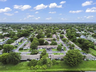 Welcome to 84 Conaskonk Circle in Royal Palm Beach, a bright and - photo 22