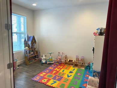 Beautiful Semi Custom Home, only floor plan in the neighborhood - photo 30