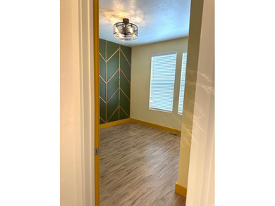 Beautiful Semi Custom Home, only floor plan in the neighborhood - photo 32