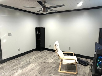 Beautiful Semi Custom Home, only floor plan in the neighborhood - photo 42