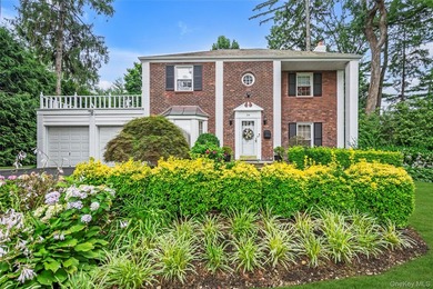 Welcome to 34 Soundview Crest! This classic, brick, center hall - photo 2