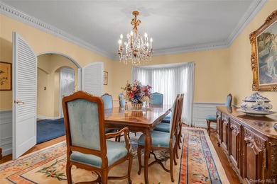 Welcome to 34 Soundview Crest! This classic, brick, center hall - photo 4