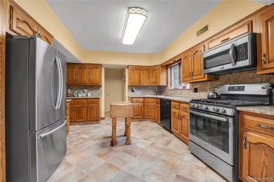 Welcome to 34 Soundview Crest! This classic, brick, center hall - photo 6