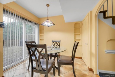 Welcome to 34 Soundview Crest! This classic, brick, center hall - photo 8