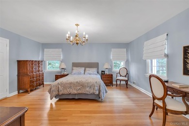 Welcome to 34 Soundview Crest! This classic, brick, center hall - photo 9