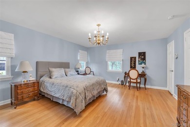 Welcome to 34 Soundview Crest! This classic, brick, center hall - photo 10