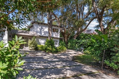 Experience a modern South Coconut Grove residence that perfectly - photo 13