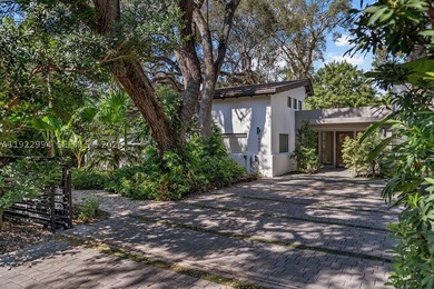 Experience a modern South Coconut Grove residence that perfectly - photo 15