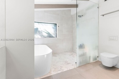 Experience a modern South Coconut Grove residence that perfectly - photo 32