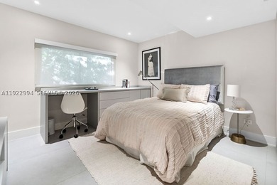 Experience a modern South Coconut Grove residence that perfectly - photo 45