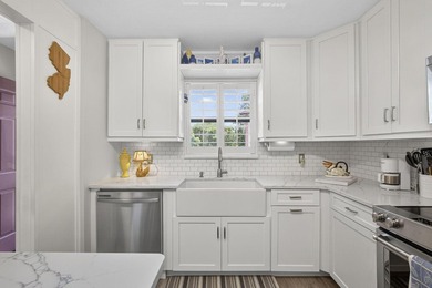 Beautifully fully renovated 2-bedroom, 2-bath condo situated in - photo 7