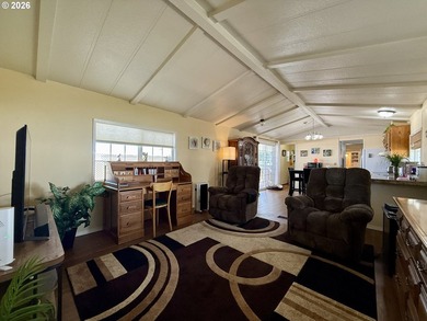 EXCELLENT CONDITION! 1984, 924 sq ft 2 bed, 2 bath manufactured - photo 11