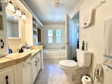 EXCELLENT CONDITION! 1984, 924 sq ft 2 bed, 2 bath manufactured - photo 18