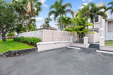 This MASSIVE, UPDATED 3 BED, 3 BATH TOWNHOME WITH OVER 2600 SQ - photo 2