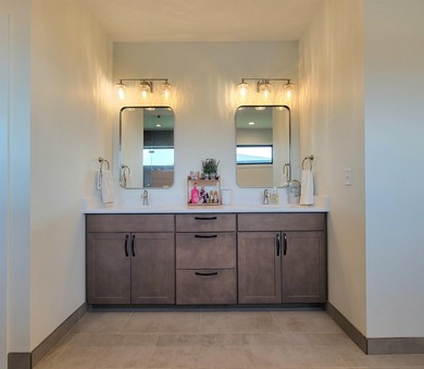 QUALITY CUSTOM BUILT HOME in 2022. THIS home is better than new - photo 23