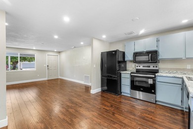 Welcome to this beautifully updated 3-bedroom, 2-bath - photo 12