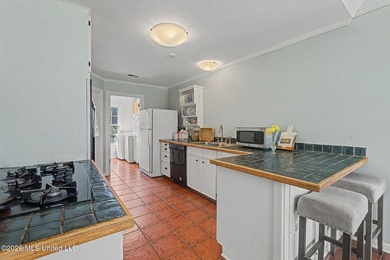 Welcome to this spacious and well-maintained home offering - photo 15